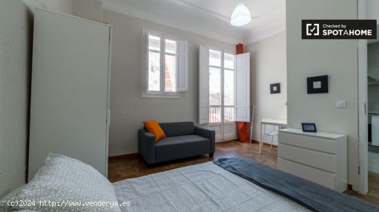 Amplia habitación en un apartamento de 6 dormitorios, L'Eixample - VALENCIA