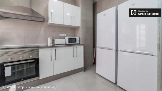 Habitación totalmente amueblada en un apartamento de 6 dormitorios, L'Eixample - VALENCIA