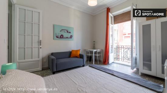 Amplia habitación en un apartamento de 6 dormitorios, L'Eixample - VALENCIA