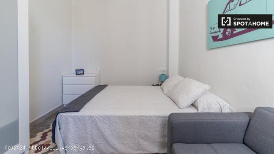 Habitación amueblada en un apartamento de 6 dormitorios, L'Eixample - VALENCIA