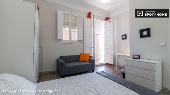 Amplia habitación en un apartamento de 6 dormitorios, L'Eixample - VALENCIA