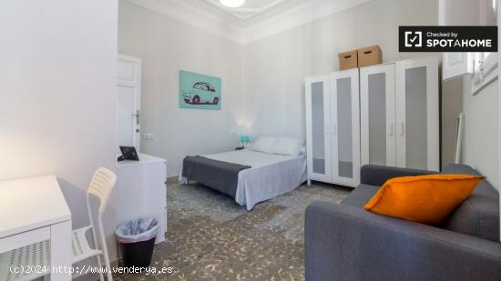 Amplia habitación en un apartamento de 6 dormitorios, L'Eixample - VALENCIA