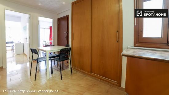 Habitación amueblada en un apartamento de 6 dormitorios, Quatre Carreres - VALENCIA