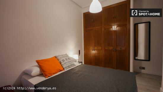 Habitación amueblada en un apartamento de 7 dormitorios en Ciutat Vella - VALENCIA