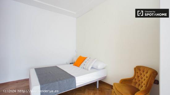 Habitación enorme en un apartamento de 7 dormitorios en Ciutat Vella - VALENCIA