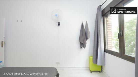 Amplia habitación en apartamento de 5 dormitorios, Sant Martí - BARCELONA