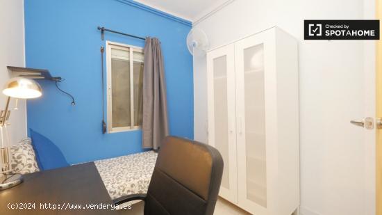 Habitación amueblada con baño en el apartamento de 5 dormitorios, Sant Martí - BARCELONA