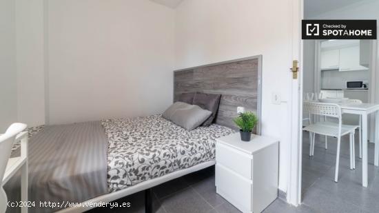 Habitación moderna en apartamento de 4 dormitorios en Algirós - VALENCIA