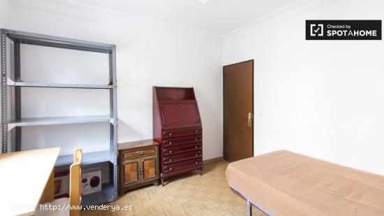 Amplia habitación en apartamento de 2 dormitorios en Numancia - MADRID