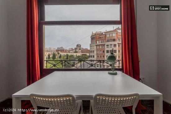  Amplia habitación en alquiler en un apartamento de 8 dormitorios, Extramurs - VALENCIA 