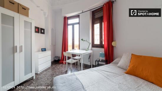 Se alquila habitación amueblada en un apartamento de 8 habitaciones, Extramurs - VALENCIA