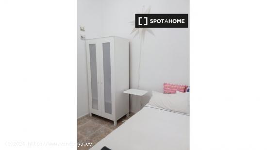 Habitación amueblada en apartamento de 2 dormitorios en Gràcia - BARCELONA