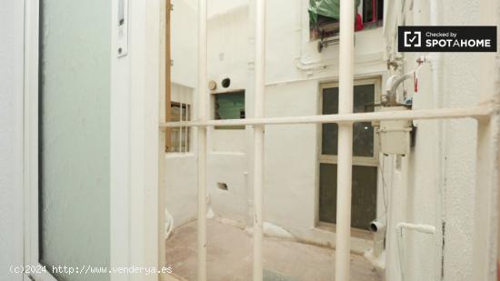 Habitación bien amueblada en alquiler en un apartamento de 5 dormitorios en El Raval - BARCELONA