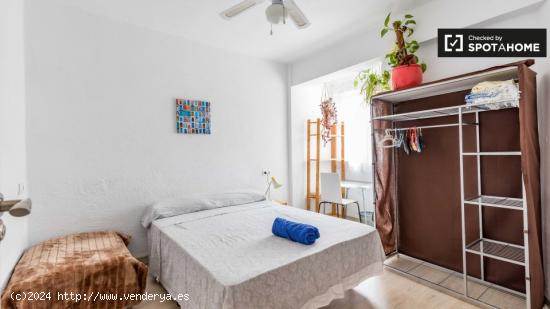 Acogedora habitación en un apartamento de 3 dormitorios en Poblats Marítims - VALENCIA