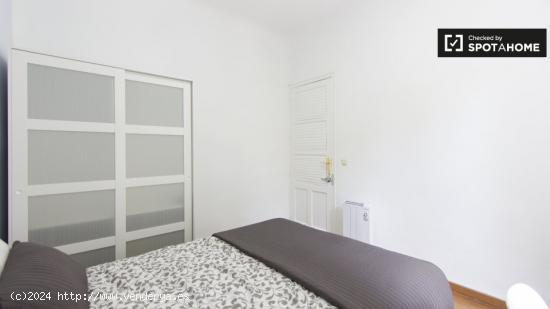 Habitación luminosa en apartamento de 3 dormitorios en Atocha - MADRID