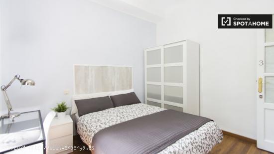 Habitación luminosa en apartamento de 3 dormitorios en Atocha - MADRID