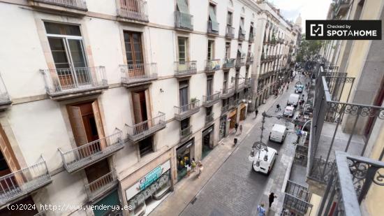 Habitación con baño y balcón en alquiler en un apartamento de 6 dormitorios en Barri Gòtic - BAR