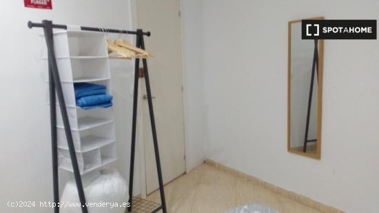 Se alquila habitación, apartamento de 6 dormitorios, Ciutat Vella, Valencia - VALENCIA