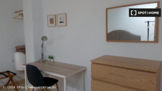 Se alquila habitación, apartamento de 6 dormitorios, Ciutat Vella, Valencia - VALENCIA