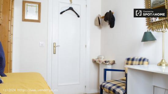 Elegante habitación en un apartamento de 3 dormitorios en Moncloa - MADRID