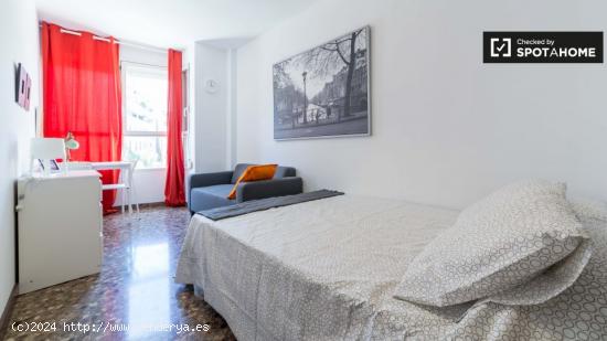 Amplia habitación en alquiler en un apartamento de 5 dormitorios en Camins al grao - VALENCIA