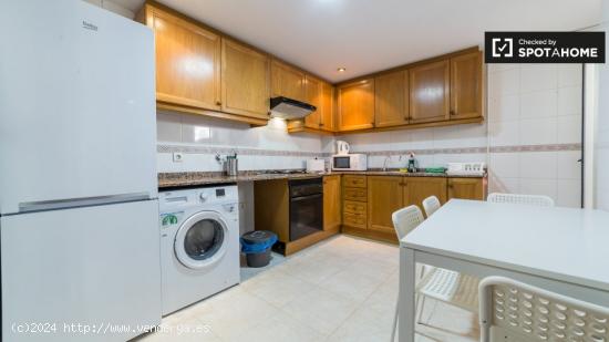 Habitación luminosa en alquiler en un apartamento de 5 dormitorios en Camins al grao - VALENCIA