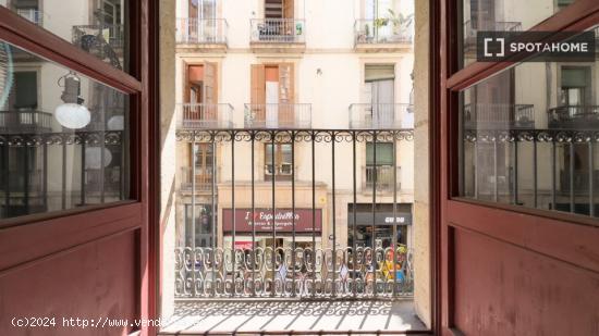 Se alquila habitación bien amueblada en piso de 5 habitaciones en Barri Gòtic - BARCELONA