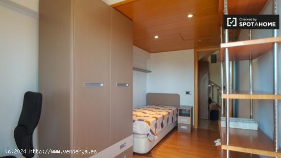 Habitación amueblada en un apartamento de 3 dormitorios en Poblenou - BARCELONA