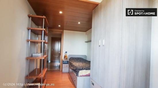 Habitación luminosa en apartamento de 3 dormitorios en Poblenou - BARCELONA