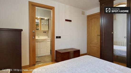 Habitación con baño privado en apartamento de 3 dormitorios en Poblenou - BARCELONA