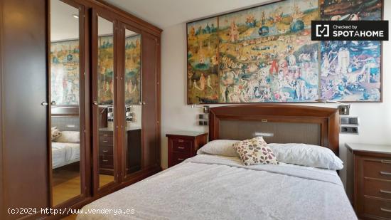 Habitación con baño privado en apartamento de 3 dormitorios en Poblenou - BARCELONA