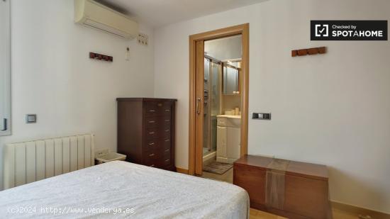 Habitación con baño privado en apartamento de 3 dormitorios en Poblenou - BARCELONA