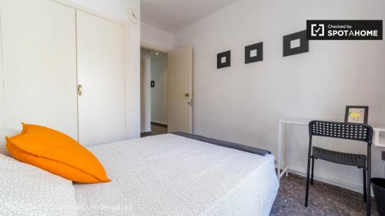 Habitación luminosa con balcón en alquiler en un apartamento de 5 dormitorios en Ciutat Vella - VA