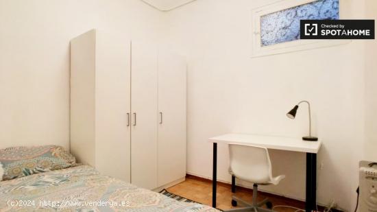 Habitación amueblada en apartamento de 6 dormitorios en Lavapiés - MADRID