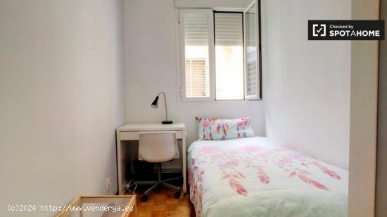 Acogedora habitación en un apartamento de 6 dormitorios en Lavapiés - MADRID