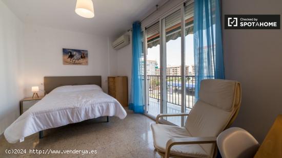 Habitación grande en apartamento de 6 dormitorios en Quatre Carreres - VALENCIA