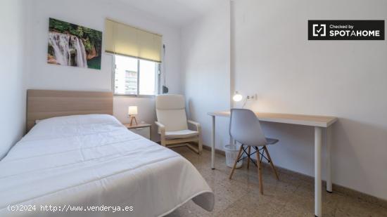 Acogedora habitación en un apartamento de 6 dormitorios en Quatre Carreres - VALENCIA