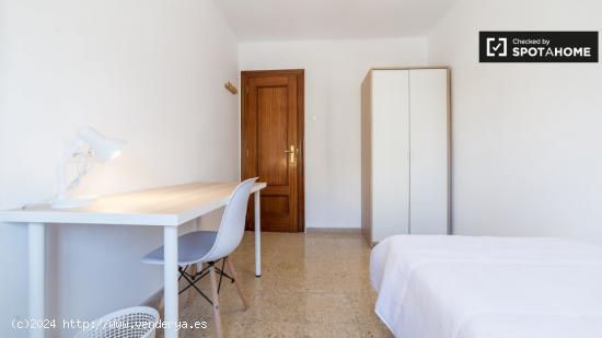 Acogedora habitación en un apartamento de 6 dormitorios en Quatre Carreres - VALENCIA