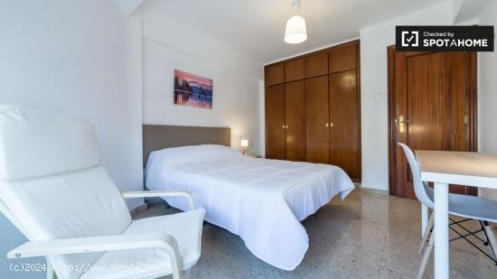 Habitación amueblada en apartamento de 6 dormitorios en Quatre Carreres - VALENCIA