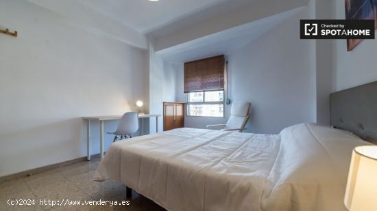 Habitación amueblada en apartamento de 6 dormitorios en Quatre Carreres - VALENCIA