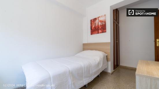 Habitación luminosa en apartamento de 6 dormitorios en Quatre Carreres - VALENCIA