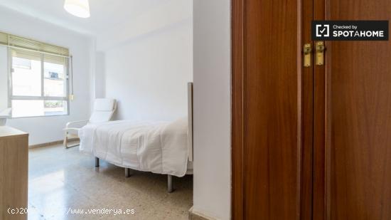 Habitación luminosa en apartamento de 6 dormitorios en Quatre Carreres - VALENCIA