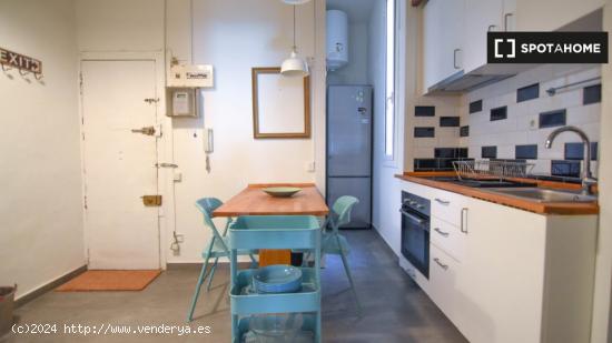 Apartamento reformado de 2 dormitorios en alquiler en El Raval - BARCELONA