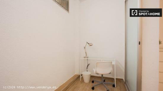 Encantadora habitación en un apartamento de 5 dormitorios en Camins al Grau - VALENCIA