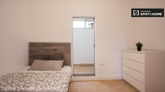 Encantadora habitación en un apartamento de 5 dormitorios en Camins al Grau - VALENCIA