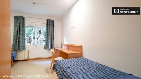 Habitación luminosa en alquiler en un apartamento de 5 dormitorios en Gràcia - BARCELONA