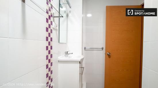 Habitación luminosa en alquiler en un apartamento de 5 dormitorios en Gràcia - BARCELONA