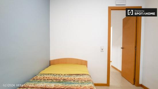 Se alquila habitación ordenada en un apartamento de 5 dormitorios en Gràcia - BARCELONA