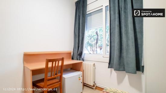 Se alquila habitación ordenada en un apartamento de 5 dormitorios en Gràcia - BARCELONA