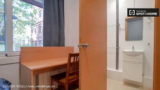 Acogedora habitación en alquiler en un apartamento de 5 dormitorios en Gràcia - BARCELONA